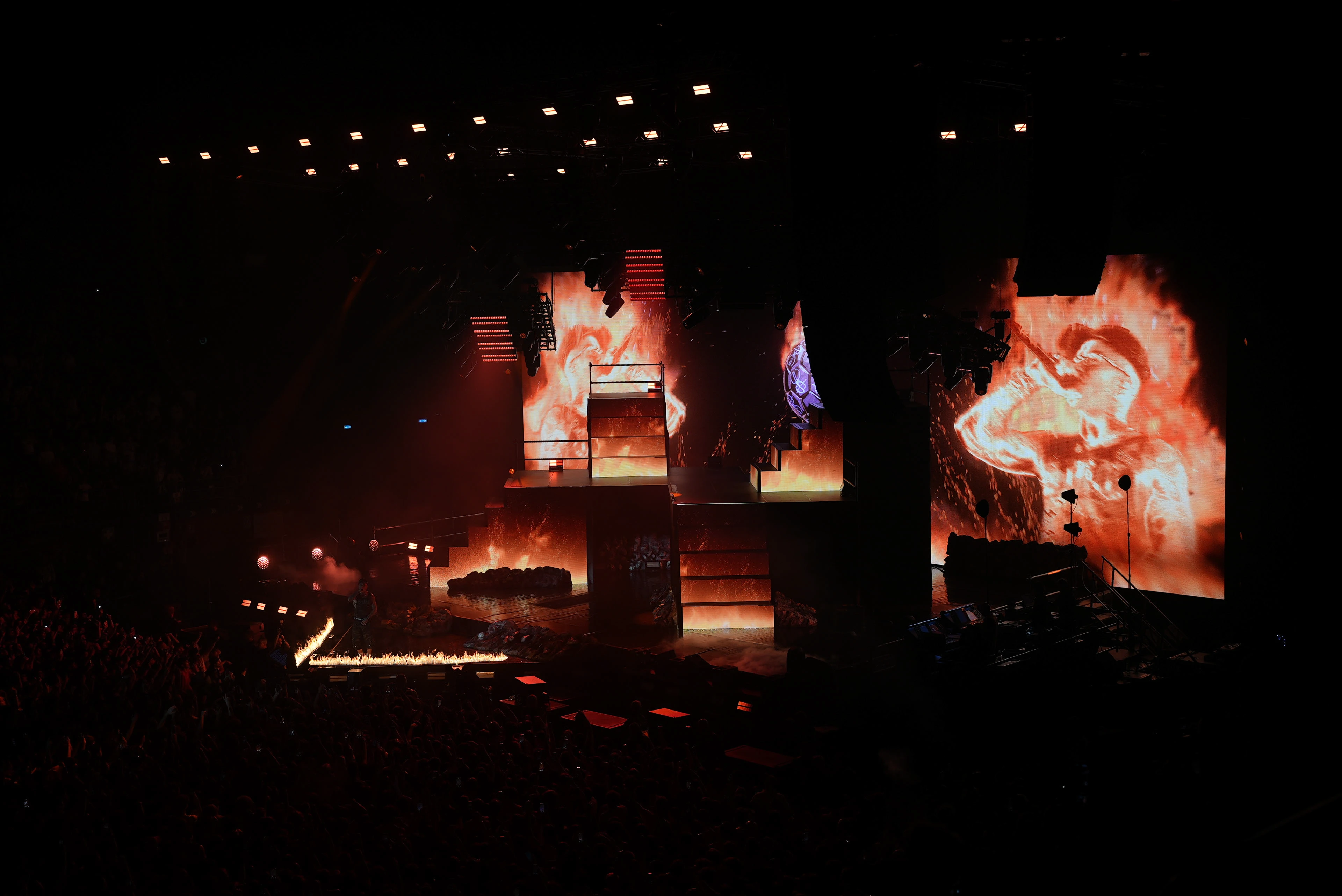 Sfera Ebbasta Tour 2025 — GATE1 Studio